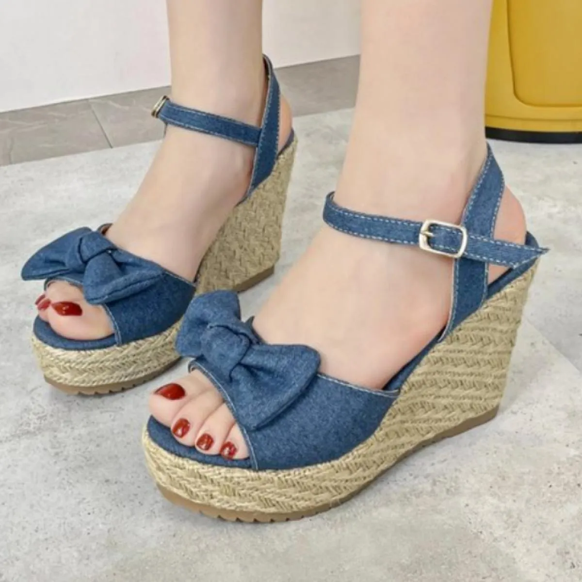 2023 scarpe calde di vendita per le donne cinturino con fibbia sandali da donna sandali casual estivi punta rotonda sandalo con