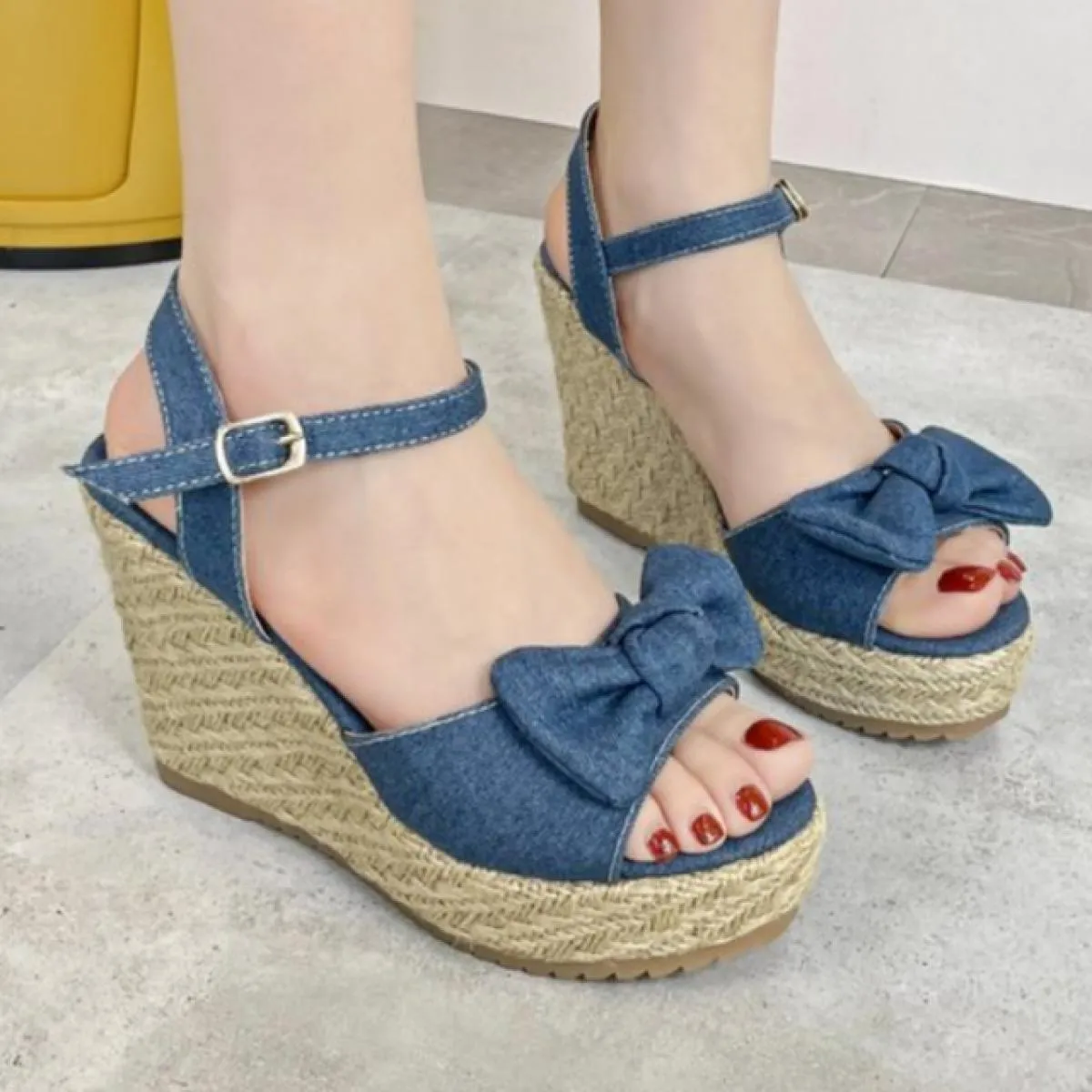 2023 scarpe calde di vendita per le donne cinturino con fibbia sandali da donna sandali casual estivi punta rotonda sandalo con