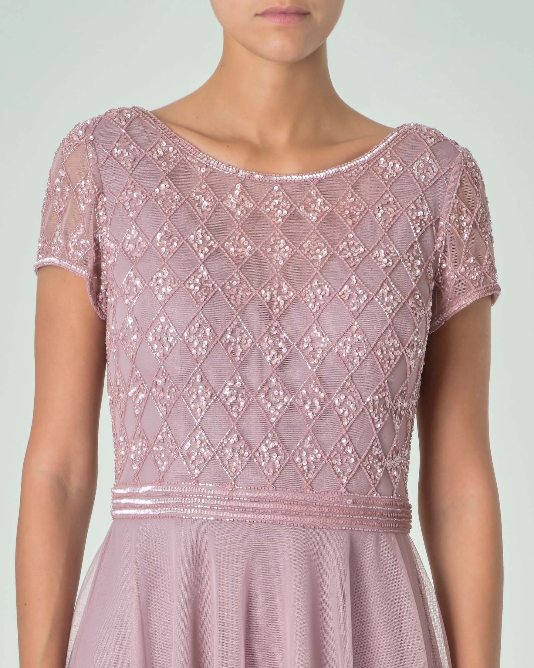 Abito corto rosa tonalità fredda in tulle con ricami in perline tono su tono sul corpetto con maniche ad aletta