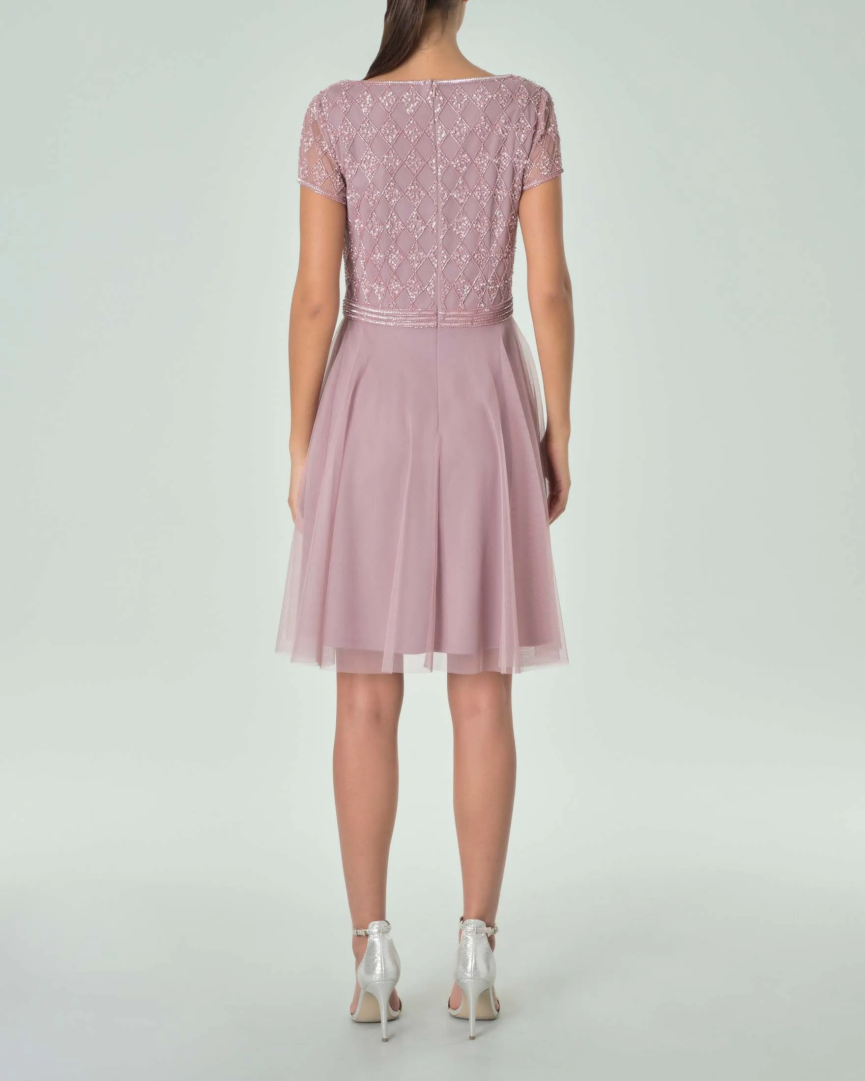 Abito corto rosa tonalità fredda in tulle con ricami in perline tono su tono sul corpetto con maniche ad aletta
