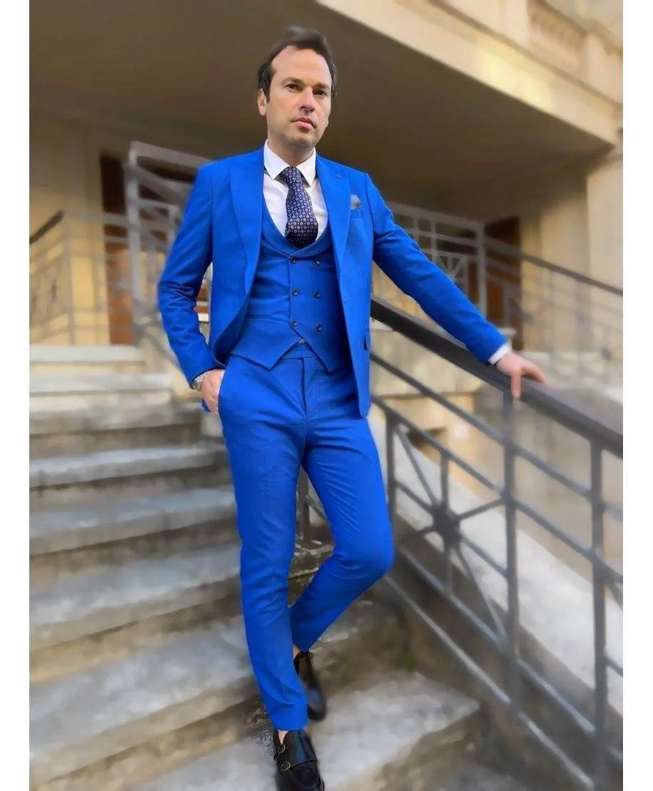 Abito uomo elegante, blu elettrico