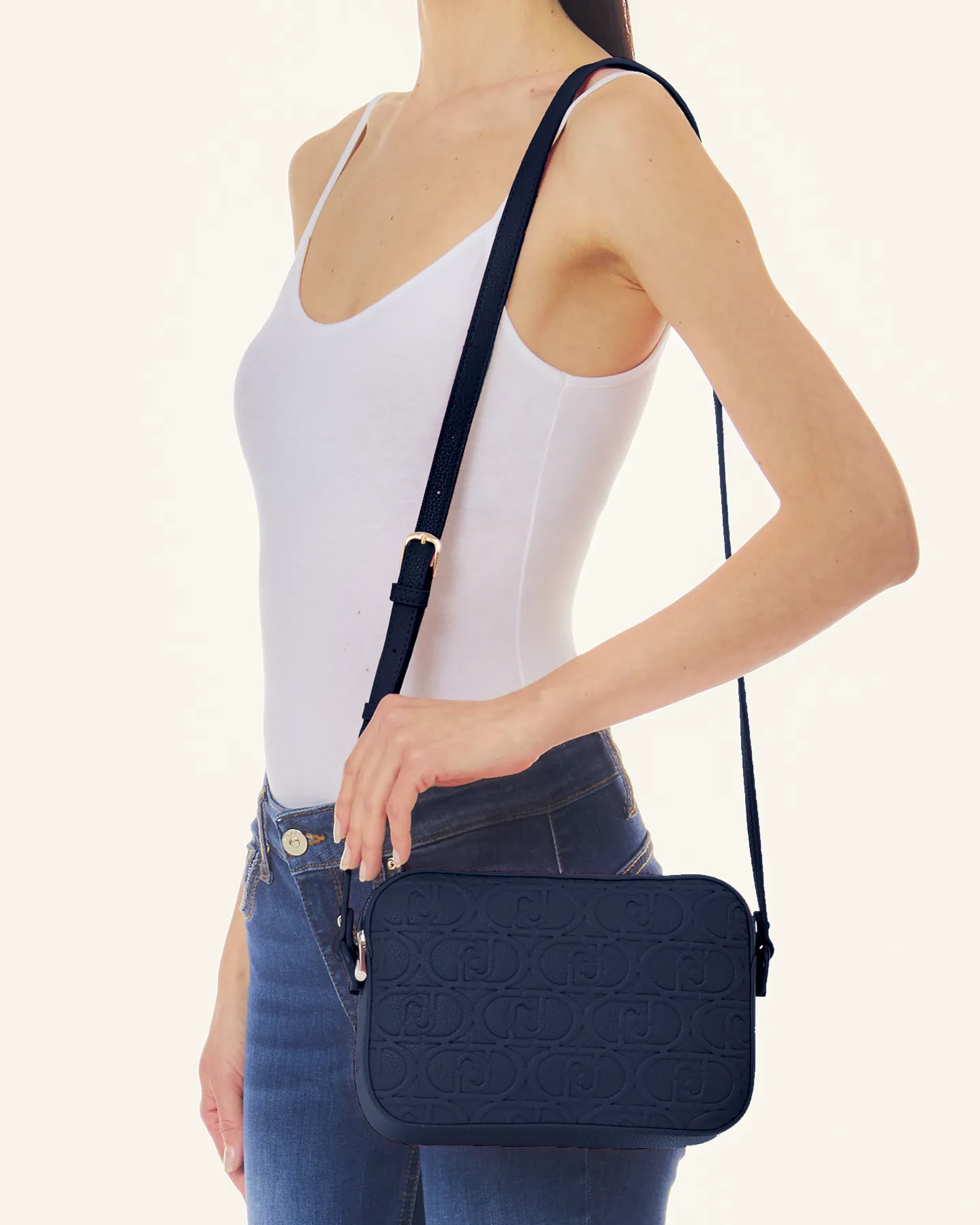 Cross bag blu squadrata in similpelle martellata a motivo monogram a rilievo in tono con tracolla rimovibile