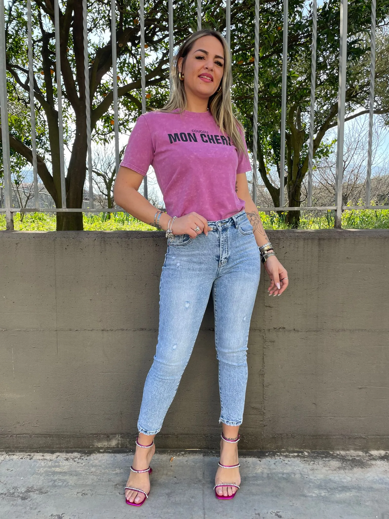 Jeans mom fit lavaggio chiaro con piccoli strappi
