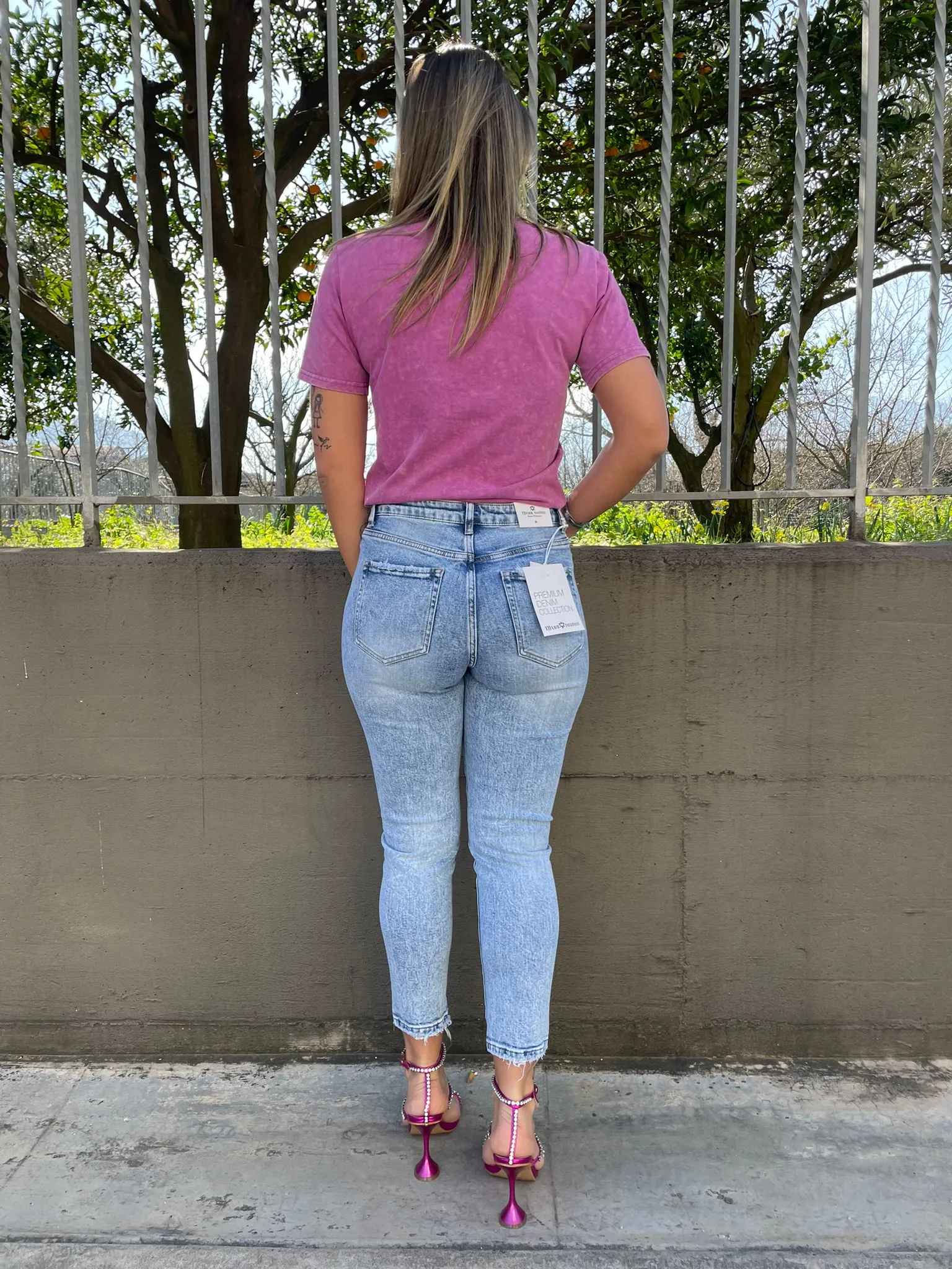 Jeans mom fit lavaggio chiaro con piccoli strappi