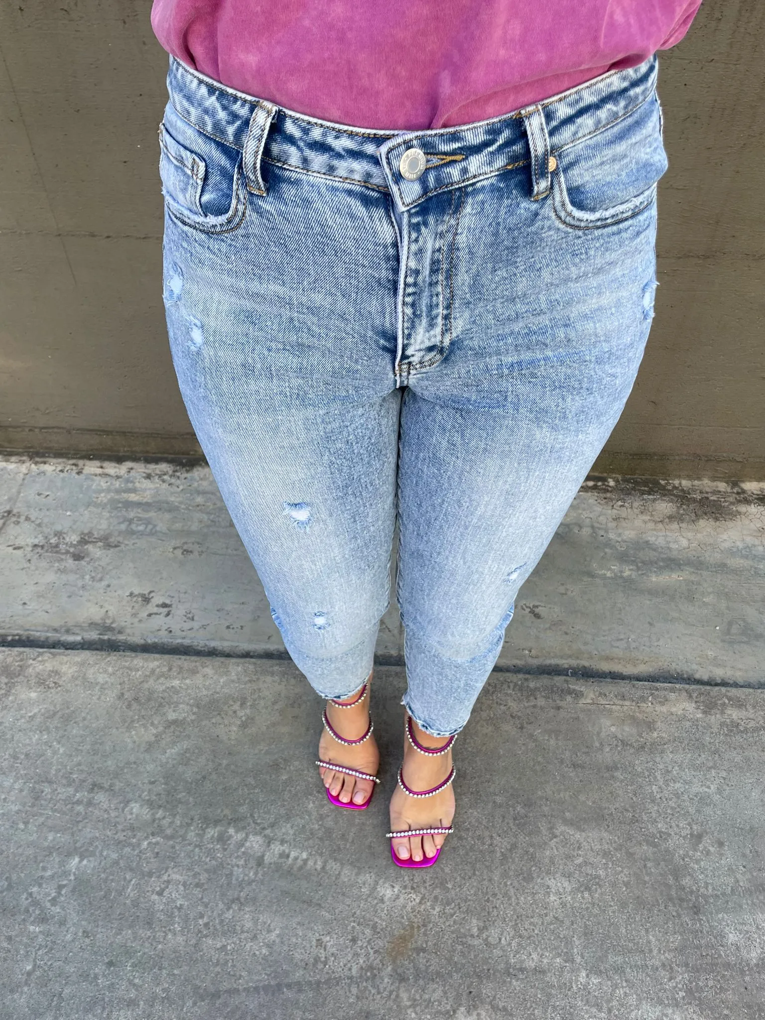 Jeans mom fit lavaggio chiaro con piccoli strappi