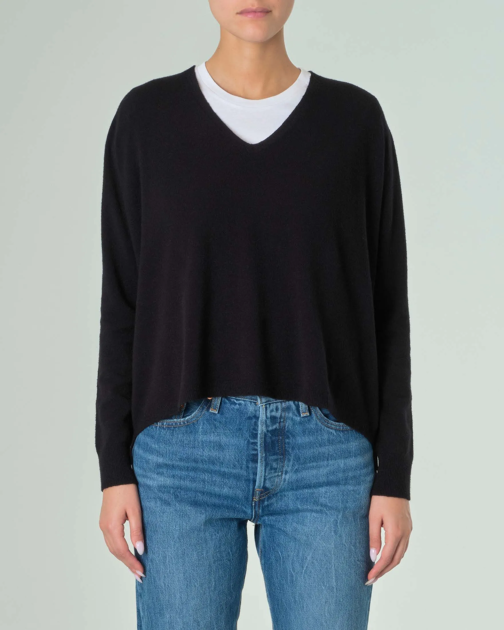Maglia cropped nera in misto viscosa dalla linea ampia con scollo a V