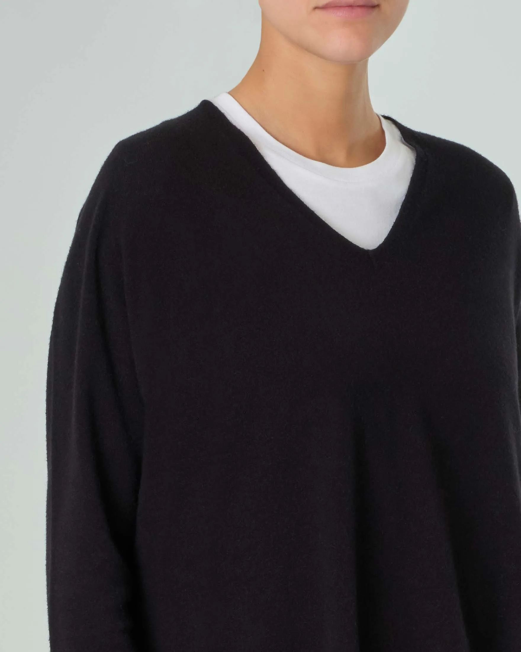 Maglia cropped nera in misto viscosa dalla linea ampia con scollo a V