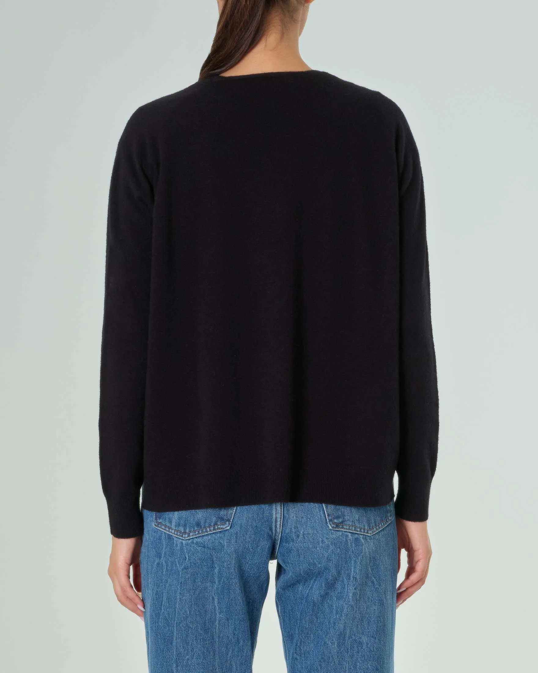 Maglia cropped nera in misto viscosa dalla linea ampia con scollo a V