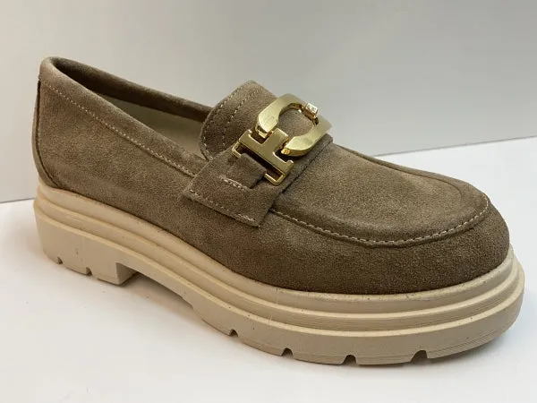 Mamy 04 mocassino in pelle scamosciata beige con morsetto dorato