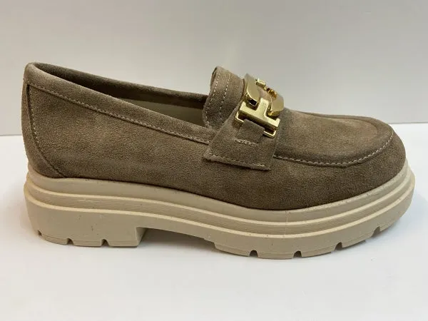 Mamy 04 mocassino in pelle scamosciata beige con morsetto dorato