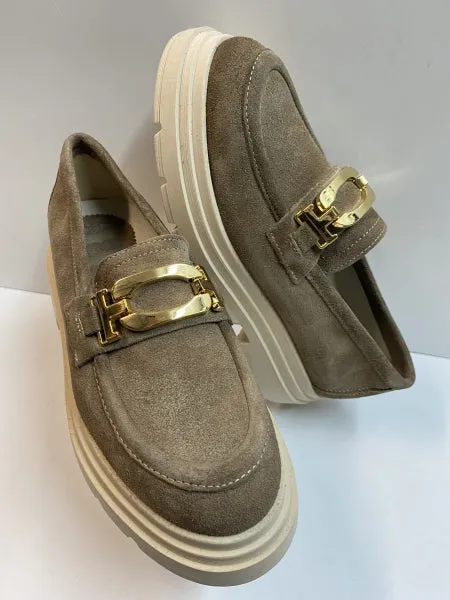 Mamy 04 mocassino in pelle scamosciata beige con morsetto dorato