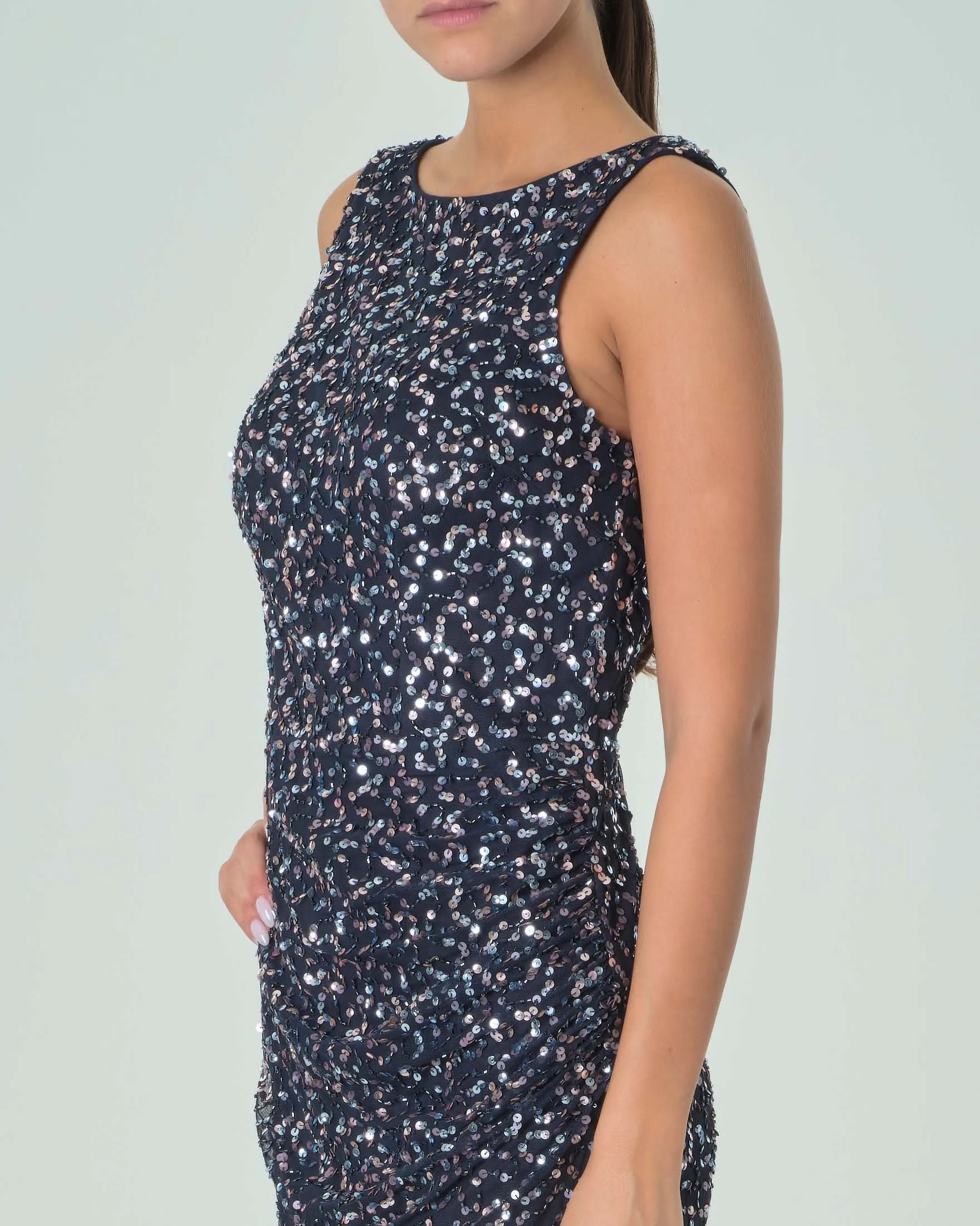 Tubino blu navy senza maniche in organza ricamata in paillettes sono su tono all over